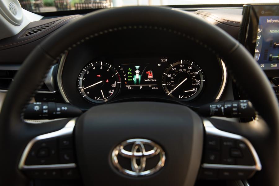 Панель приборов Toyota Highlander Platinum AWD 2019 года  (NA) (фото 21 из 41)